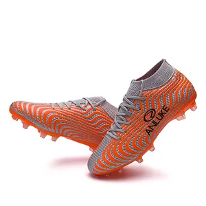 Vista detallada de botas de fútbol de caña alta con patrón ondulado naranja y tacos AG