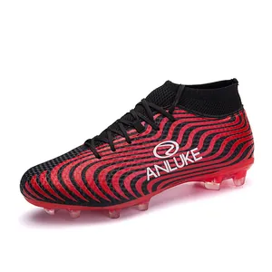 Vista lateral de botas de fútbol de caña alta a rayas rojas y negras con tacos AG duraderos