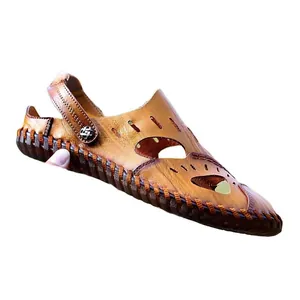 Sandalias de cuero marrón para hombre con punta cerrada calada y correa ajustable