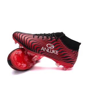 Botas de fútbol profesionales de caña alta en rojo y negro con patrón de ondas y tacos AG