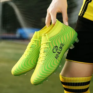 Primer plano de botas de fútbol de caña alta amarillo brillante con patrón de ondas.