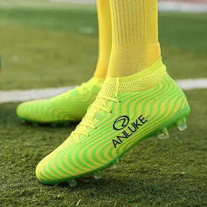 Vista lateral de la bota de fútbol con textura ondulada verde lima y detalle del logo