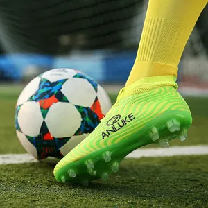 Detalle de botas de fútbol verdes de caña alta con tacos AG y textura ondulada profesional