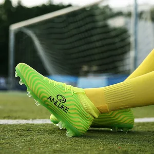 Primer plano de botas de fútbol de caña alta en verde vibrante con ondas