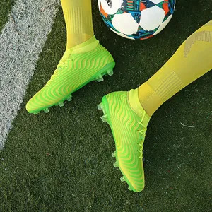 Vista detallada de botas de fútbol altas verdes con patrones ondulados en césped.