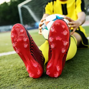 Botas de fútbol de caña alta a rayas rojas y negras con tacos largos AG/FG en césped