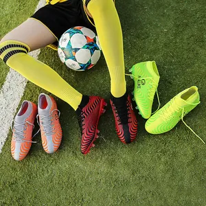 Vista detallada de botas de fútbol de caña alta en varios colores con tacos AG