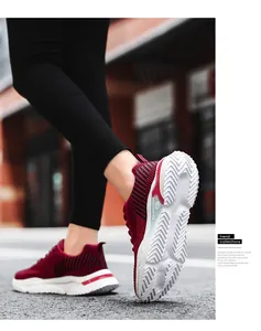 Dettaglio delle sneakers da corsa in mesh bordeaux traspirante da donna con suola bianca