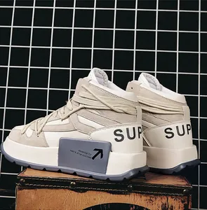 Dettaglio ravvicinato di sneaker alte da uomo stile Harajuku con suole spesse e trendy