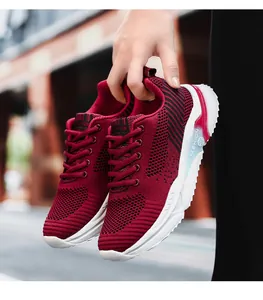 Scarpe da corsa da donna in maglia bordeaux traspirante con una suola bianca molto resistente