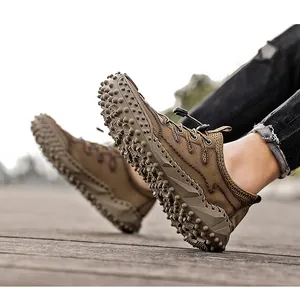 Detail van ademende outdoor vrijetijdsschoen met antislip noppenzool op een houten dek