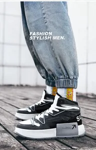 Dettaglio laterale di sneakers alte da uomo stile Harajuku con suole spesse e lacci alla moda