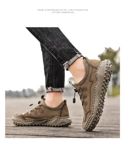 Duurzame bruine wandelschoenen voor heren met handgenaaide zool en ademend mesh.