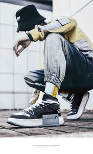 Dettaglio di sneaker alte stile Harajuku con suola spessa e lacci blu decorativi