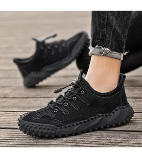 Zijaanzicht detail van zwarte ademende heren outdoorschoenen met robuuste zool