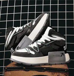 Dettaglio laterale di scarpe alte stile Harajuku da uomo con spesse suole bianche.