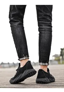 Gedetailleerd overzicht van zwarte ademende outdoor sneakers met rubberen noppenzool