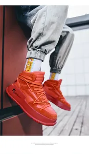 Dettaglio di sneakers alte casual arancione brillante con suola spessa e schiuma EVA
