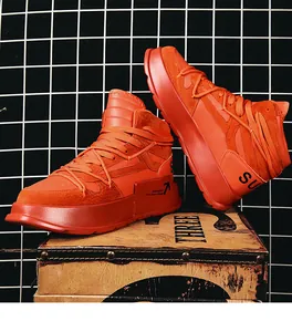 Sneakers alte arancioni da uomo con suola spessa e dettagli in pelle scamosciata