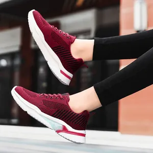 Sneakers in mesh traspirante bordeaux da donna ideali per la corsa e il tempo libero
