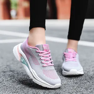 Sneaker da corsa leggere in maglia grigia e rosa traspiranti per donna all'aperto