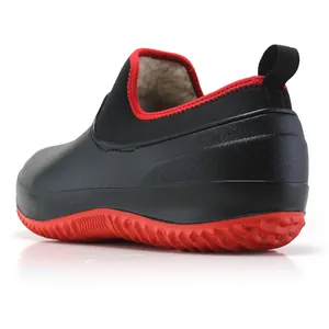 Vista dettagliata delle scarpe da chef nere foderate in pile con suola rossa