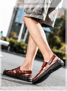 Vista detallada de sandalias de cuero marrón para hombre con recortes transpirables