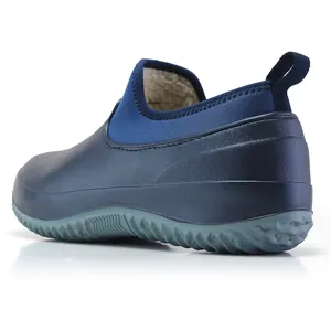 Vista posteriore dettagliata di scarpe slip-on blu scuro con fodera in pile calda
