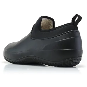 Dettaglio di scarpe da chef invernali con morbida fodera in peluche e design impermeabile
