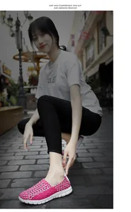 Vue rapprochée de baskets décontractées tressées roses respirantes pour hommes et femmes