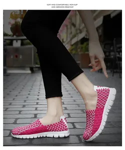 Vue détaillée de baskets enfilables tissées roses respirantes pour un look décontracté