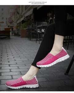 Gros plan de chaussures de loisirs tissées roses respirantes avec semelle antidérapante