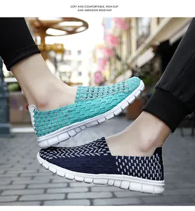 Gros plan de chaussures tissées montrant la texture respirante et la semelle blanche.