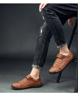 Vista detallada de zapatos casuales marrones de estilo retro para hombre con jeans