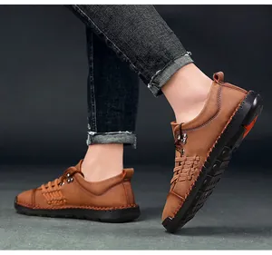 Detalle de los zapatos de conducción casuales de cuero marrón vintage para hombres