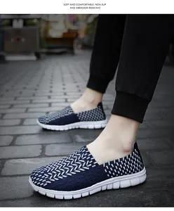 Gros plan sur le motif tissé bleu marine et blanc des chaussures décontractées.