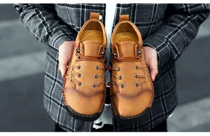 Detalle de zapatos casuales marrones retro para hombre con textura de cuero cosida