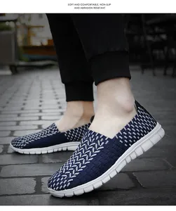 Gros plan sur les chaussures décontractées tressées bleu marine et blanc respirantes