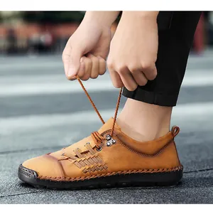 Primer plano de zapatos casuales de cuero marrón vintage para hombre atados al aire libre