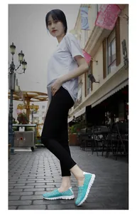 Chaussures décontractées tressées turquoise portées par un mannequin dans la rue