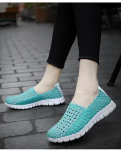 Gros plan de baskets tissées respirantes turquoise pour l'été aux pieds d'une personne