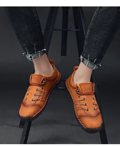 Primer plano de zapatos casuales vintage marrones para hombre con detalles
