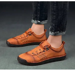 Vista detallada de los zapatos casuales retro marrones para hombre cosidos a mano