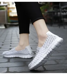 Vue latérale détaillée de baskets décontractées tissées grises et blanches pour hommes et femmes
