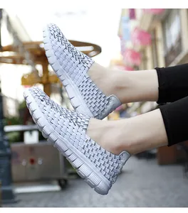 Vue latérale de chaussures tissées bleu clair respirantes et tendance pour l'été