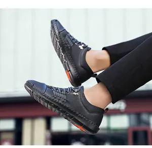 Primer plano de zapatos casuales retro para hombre con detalles tejidos y suela de goma