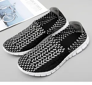 Détail du motif tissé noir et blanc sur ces chaussures décontractées respirantes