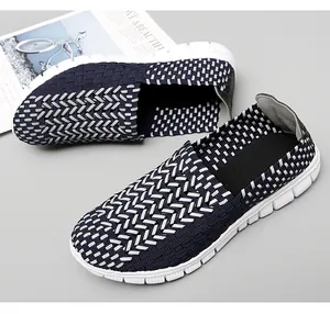 Vue détaillée des chaussures décontractées tressées respirantes avec motifs bleu et blanc