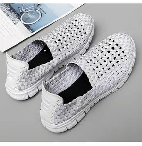 Vue détaillée de chaussures d'été tressées à la main grises et blanches pour hommes et femmes