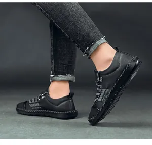 Vista detallada de zapatos casuales de cuero negro para hombre con costuras laterales